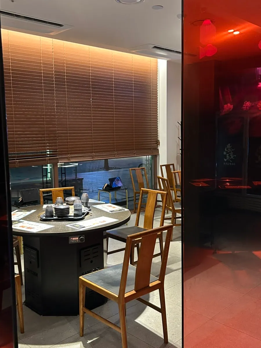 Ruang dalam restoran yang ramai pelanggan walaupun lewat malam hari bekerja
