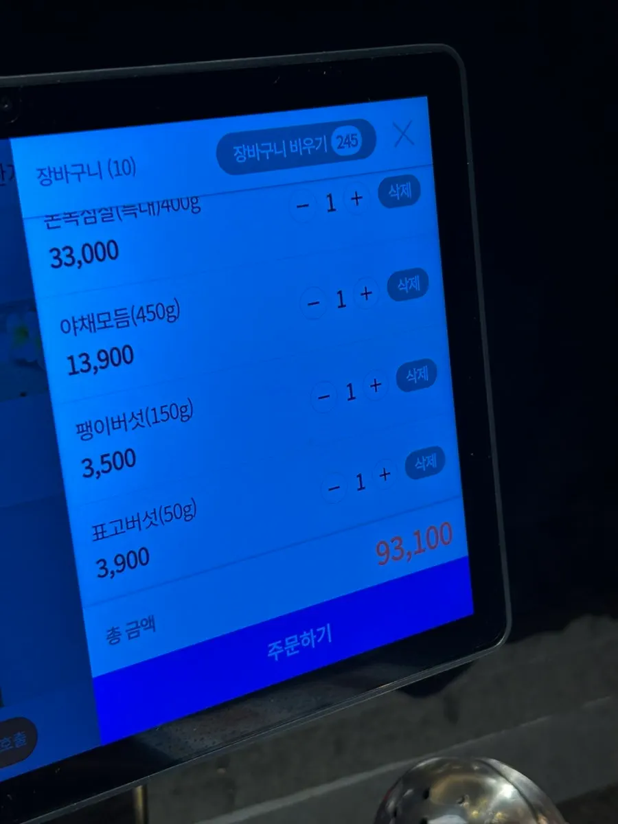 Meja hotpot yang disediakan dengan tablet PC untuk pesanan