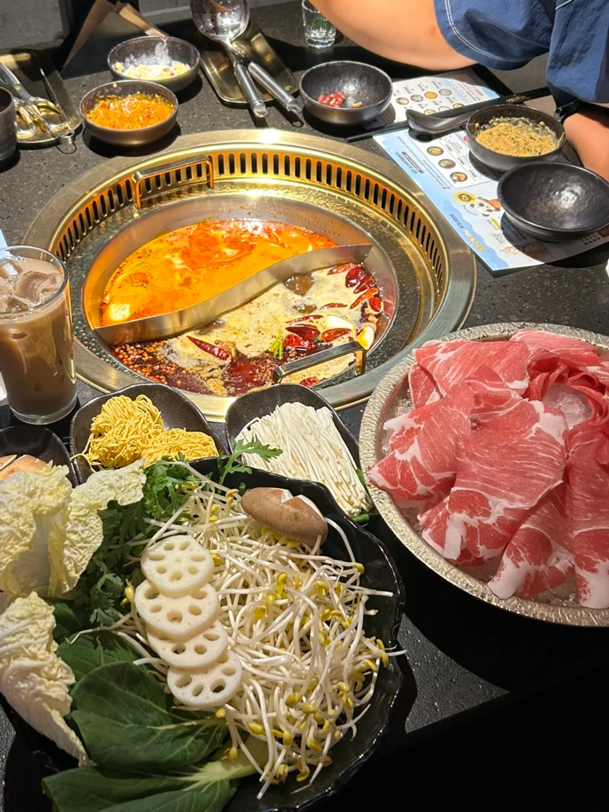 Satu meja hotpot Chengdu mala red broth dan tomato broth separuh-separuh