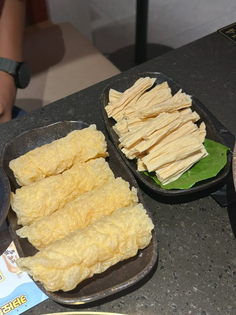 Memasukkan bahan-bahan ke dalam red broth dan tomato broth