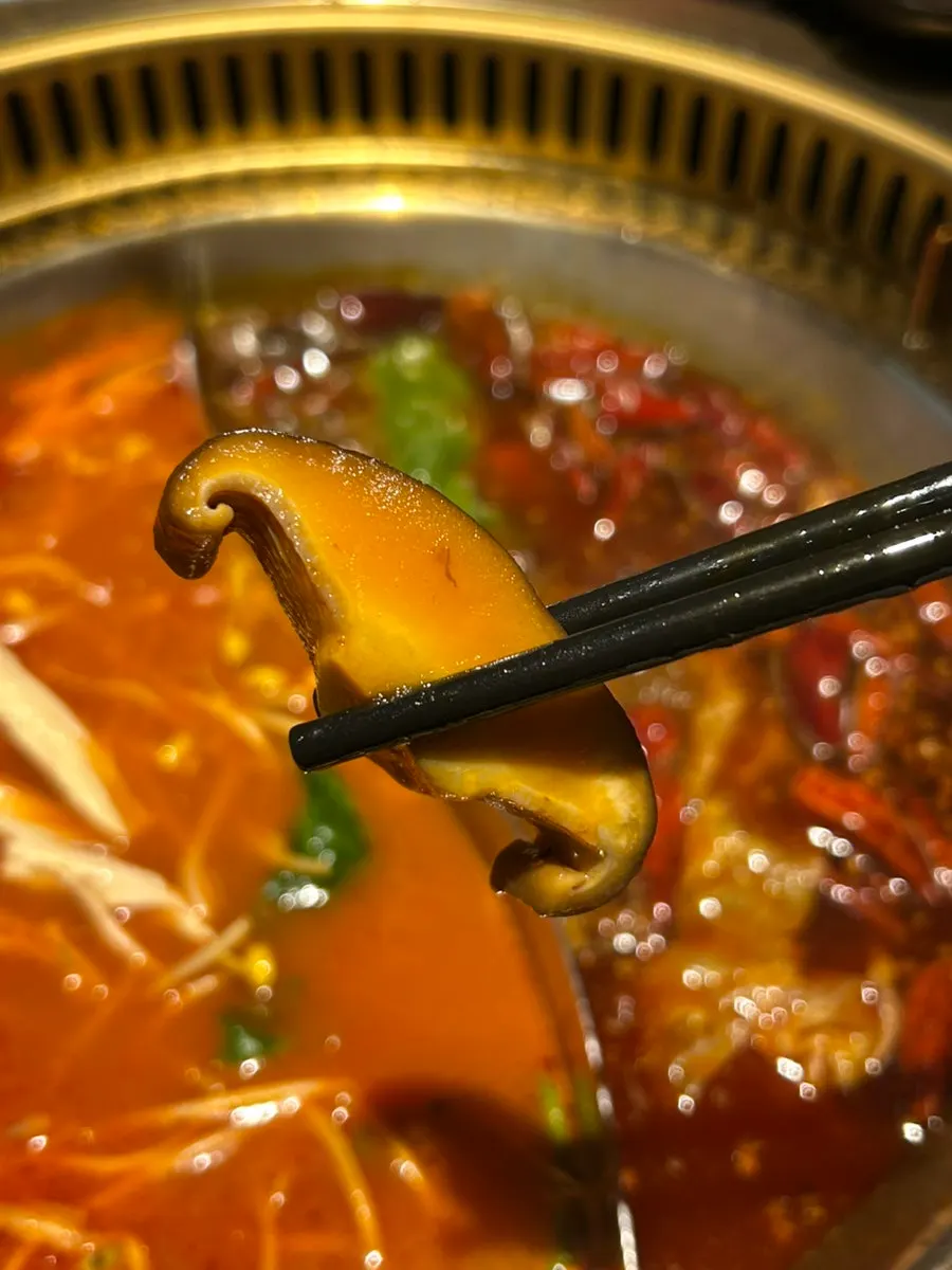 Red broth dengan cili bom tambahan selepas minta lebih pedas
