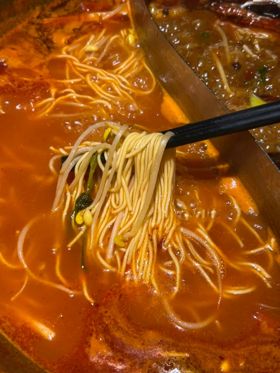 Chengdu mala red broth yang jadi lebih pedas selepas ditambah cili