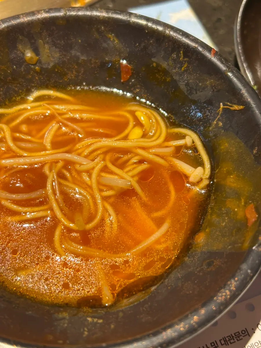 Kuah tomato broth yang jadi lebih pekat dengan egg noodles