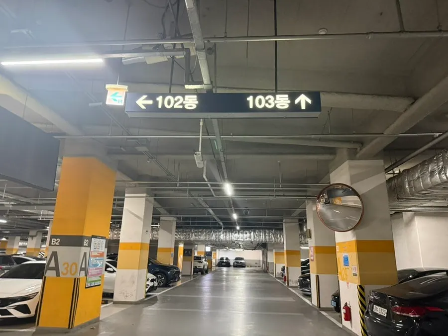 Sign guiding customers into the underground parking of the Paragon building