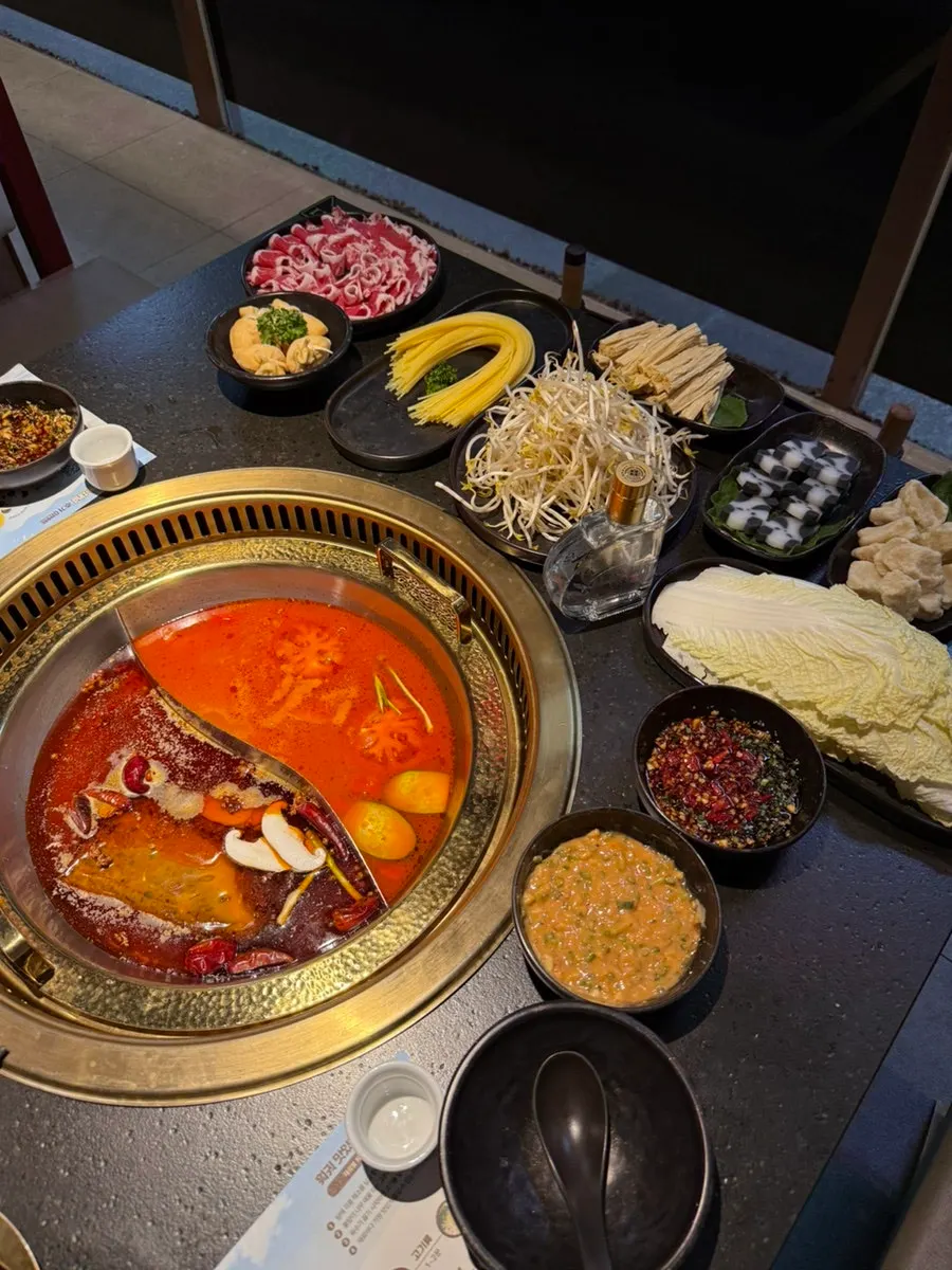 Chengdu red broth and tomato broth in a wide half-and-half pot