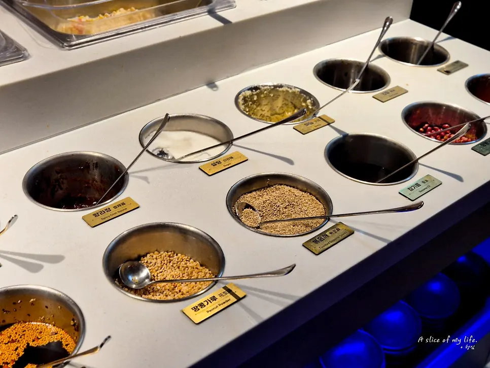 Sauce bar with sesame oil and peanut powder