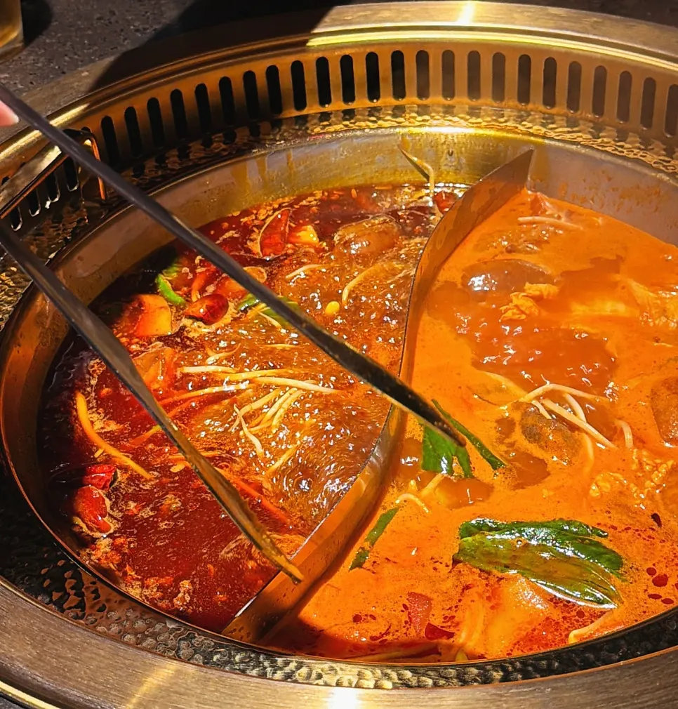 야채와 고기를 넣은 훠궈
