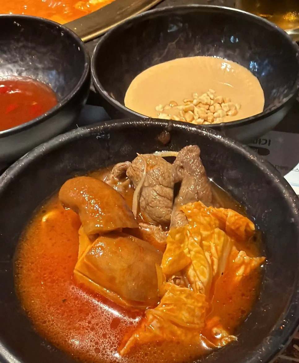 재료를 넣어 즐기는 훠궈 국물