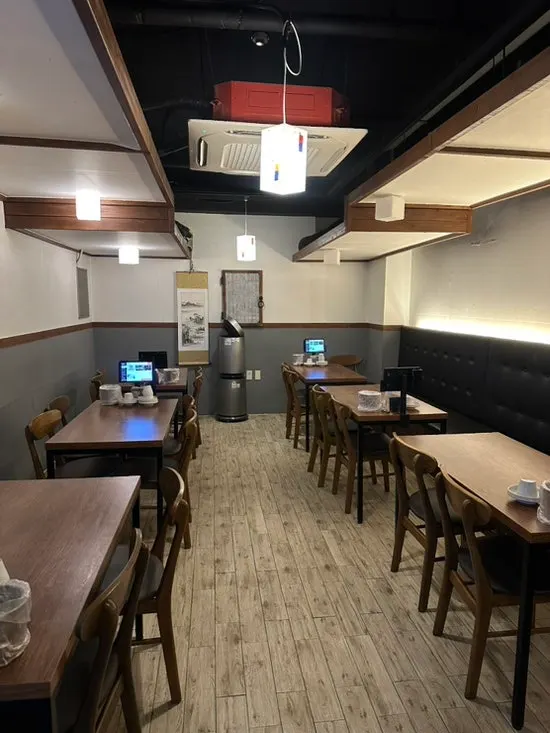 Spacious 2nd floor with roomy table spacing