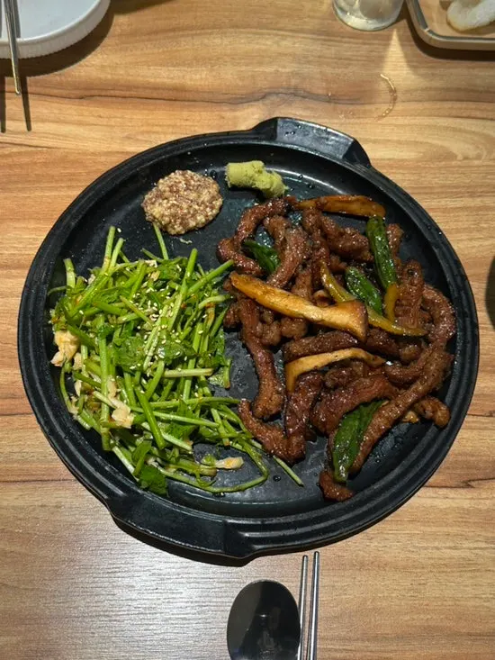 A plate of charcoal-grilled Iberico pork jowl
