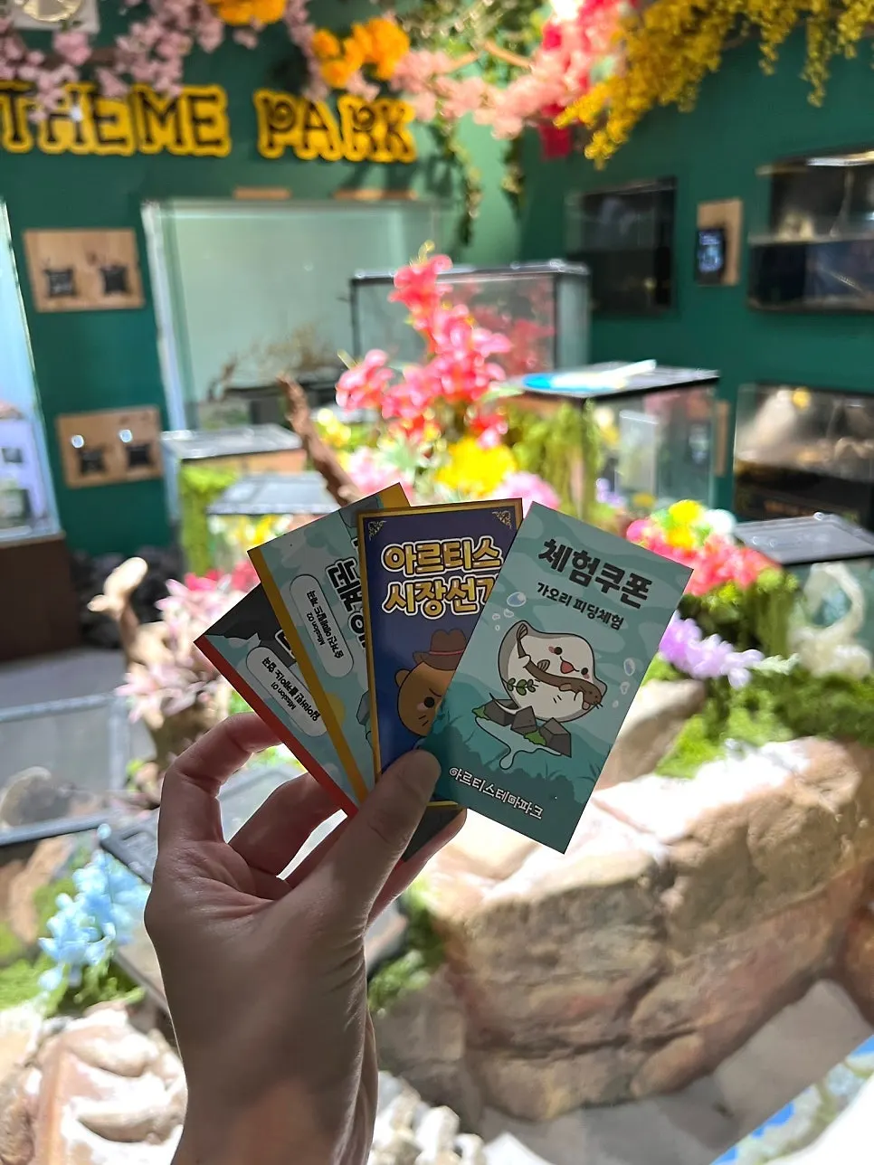 Ecological education space combining aquarium and animal park