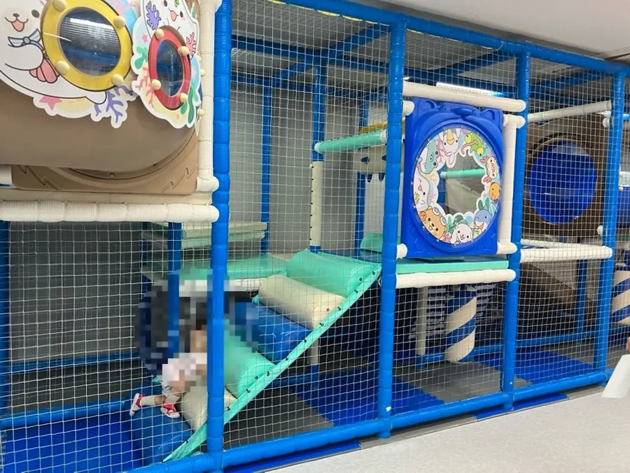 Indoor play facility for children 120cm and under