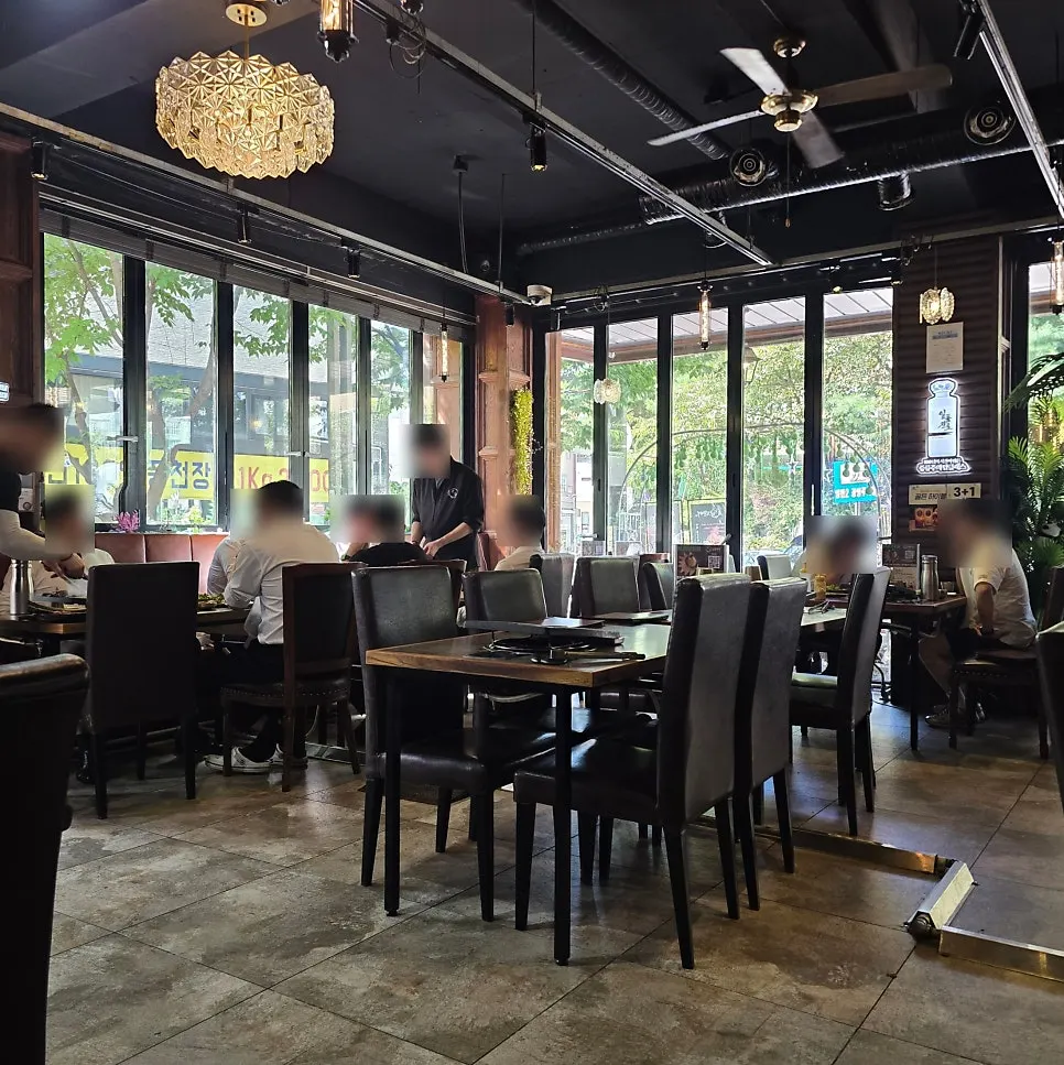 Interior limpio con clientes durante el almuerzo