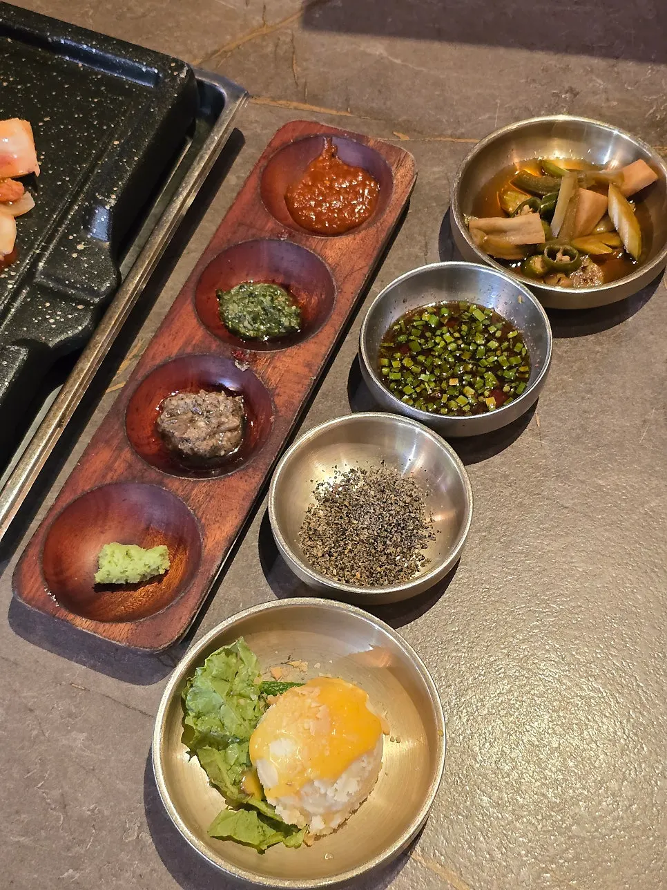 Platos de pajimchi, japchae y otros banchan