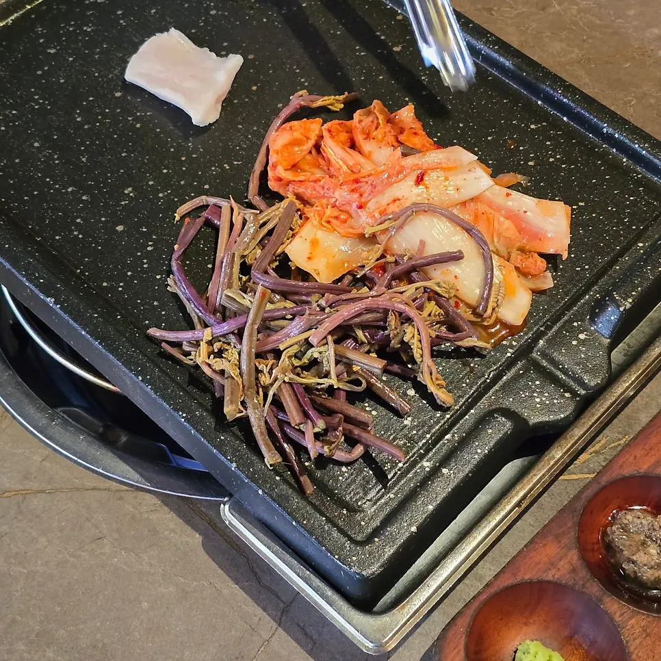 Parrilla con helecho y kimchi antes de la carne