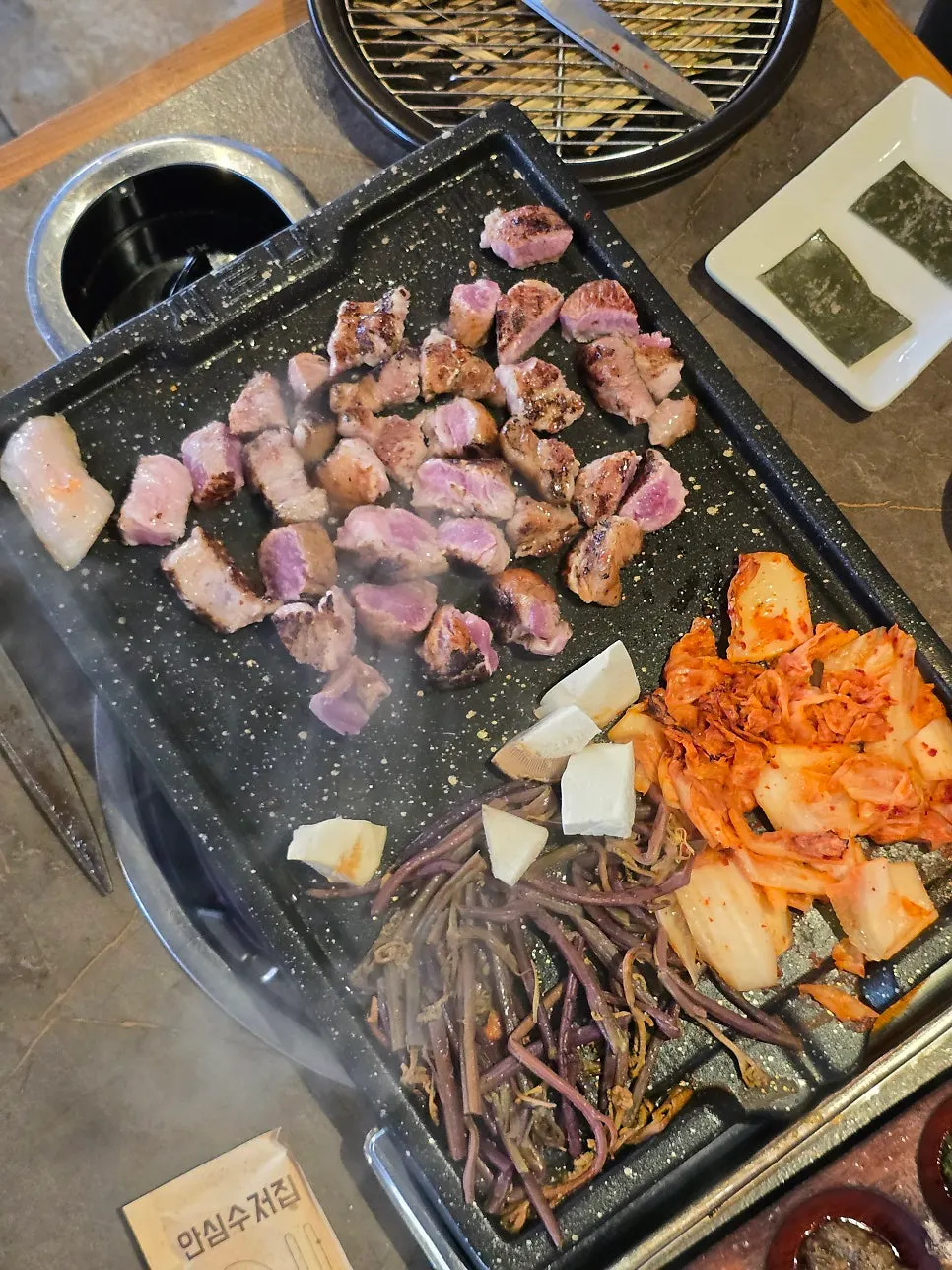 Mokssal cocinándose sobre la plancha