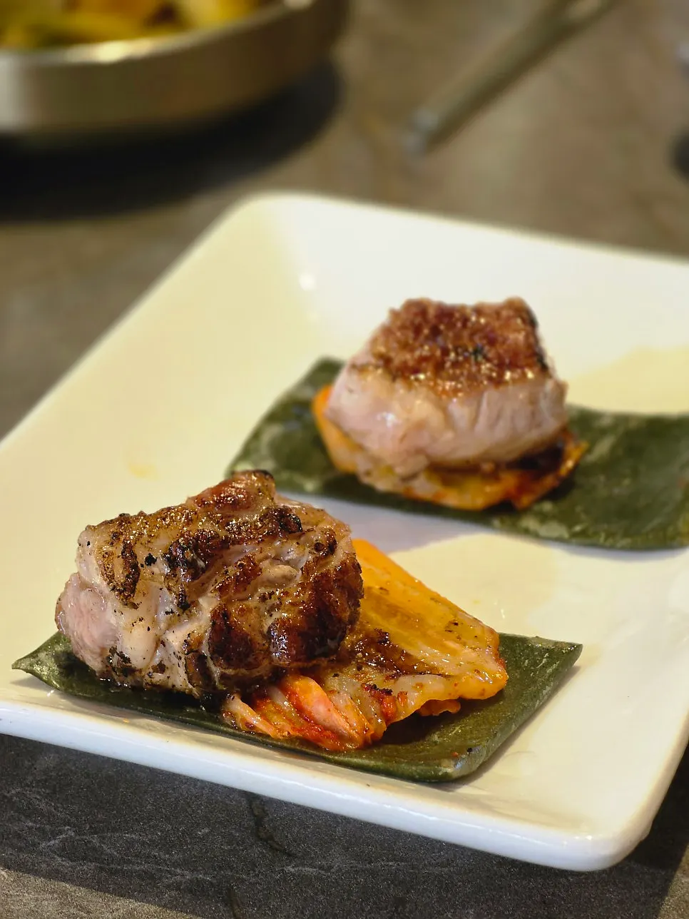 Primer bocado servido sobre jeoljeon y kimchi
