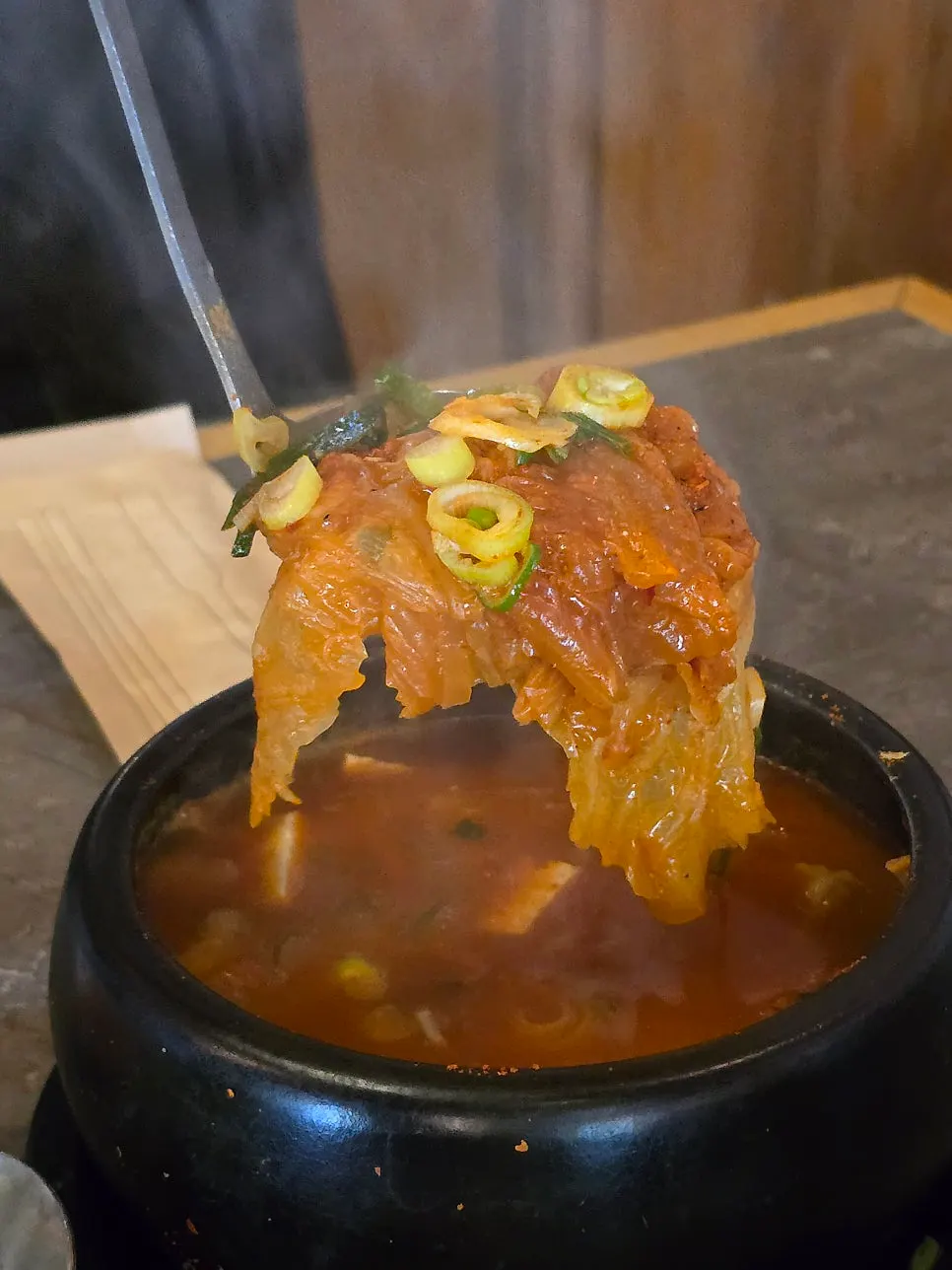 Montaje de la mesa junto con la carne