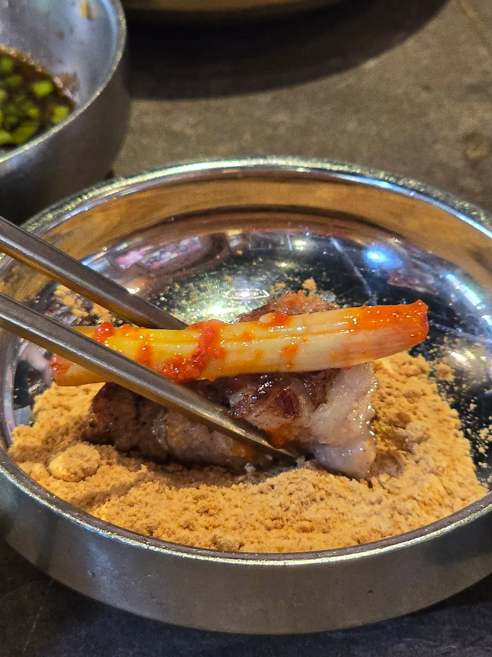 Trozo de mokssal servido con wasabi