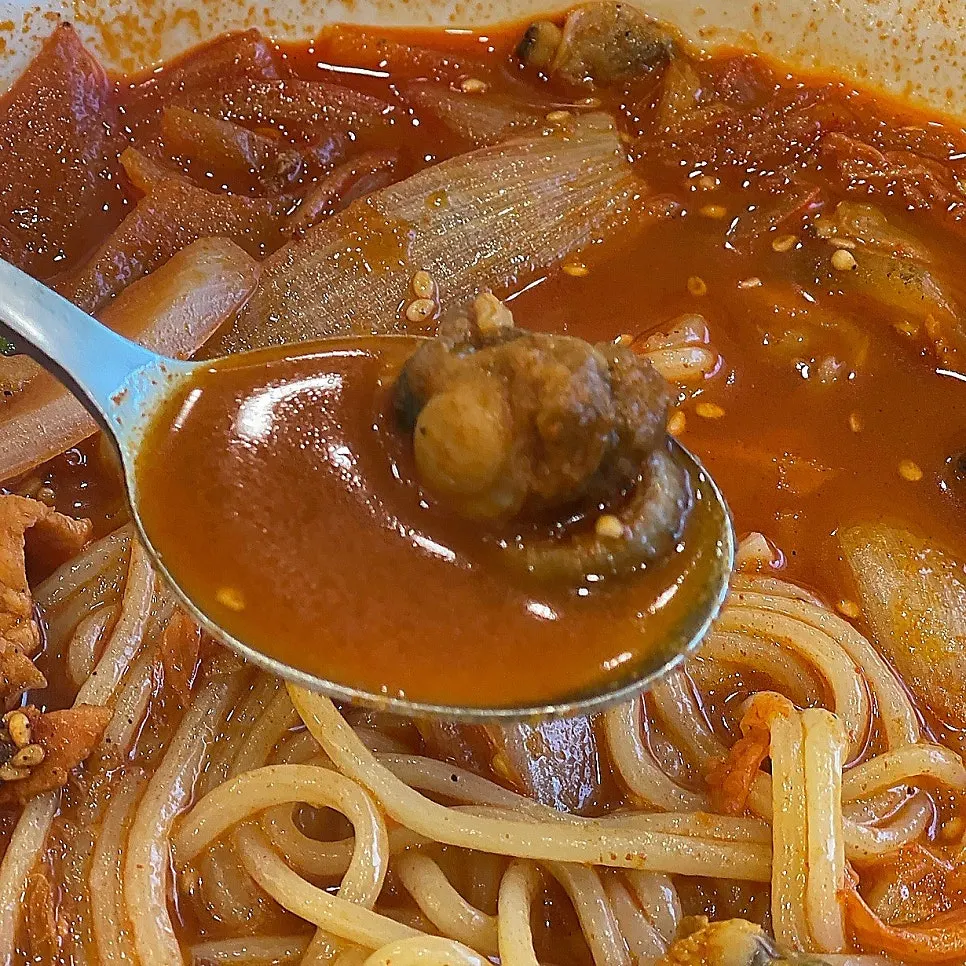 Spicy seafood cockle jjamppong