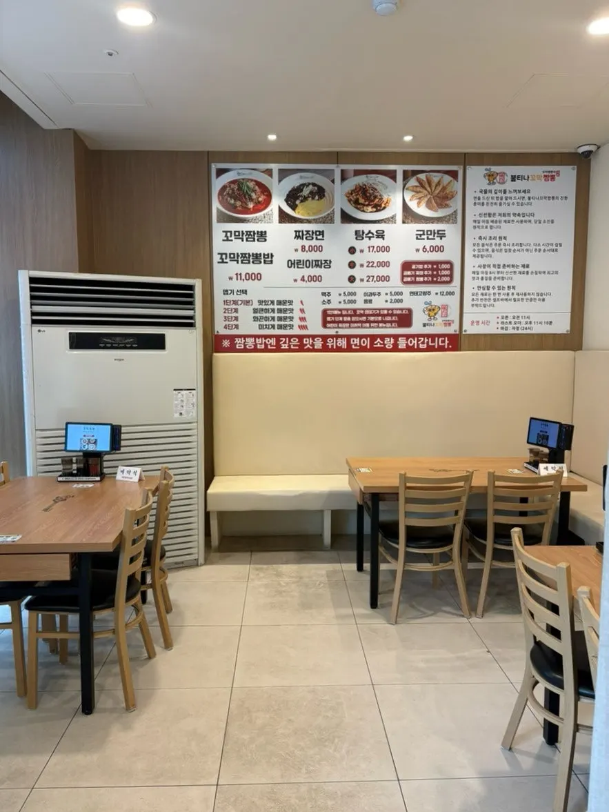 아이와 앉은 소파 테이블 자리