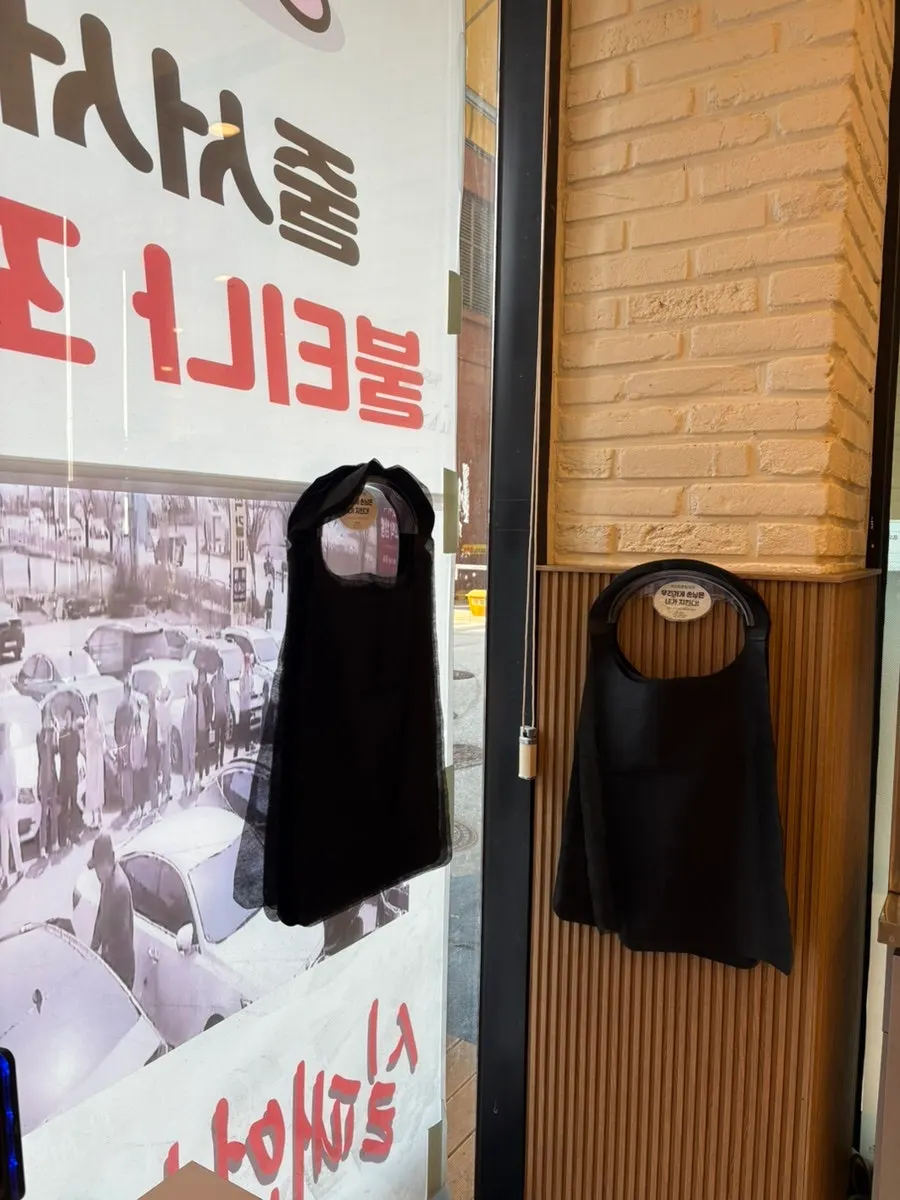검정색 일회용 앞치마