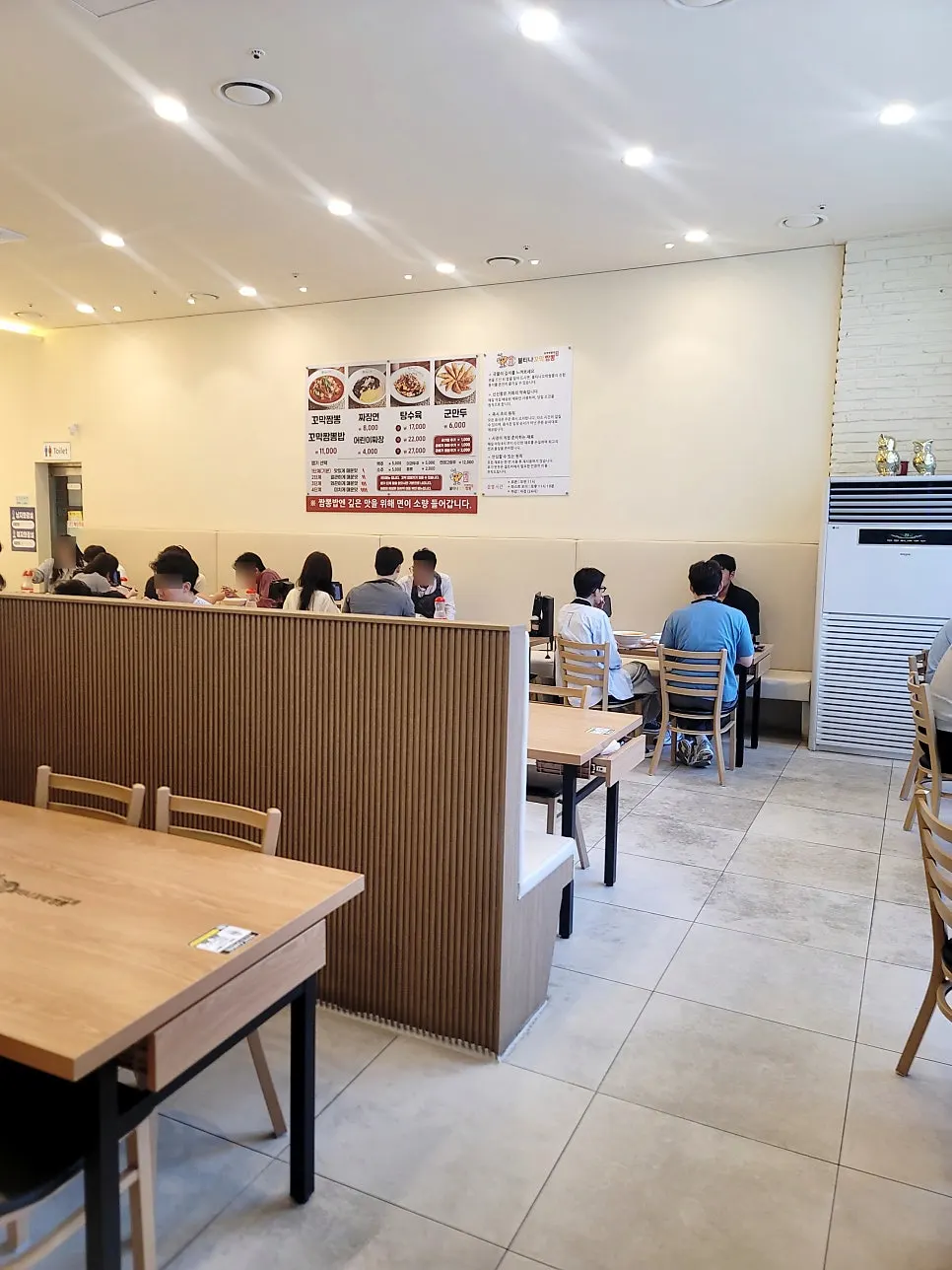 Neatly arranged table seating