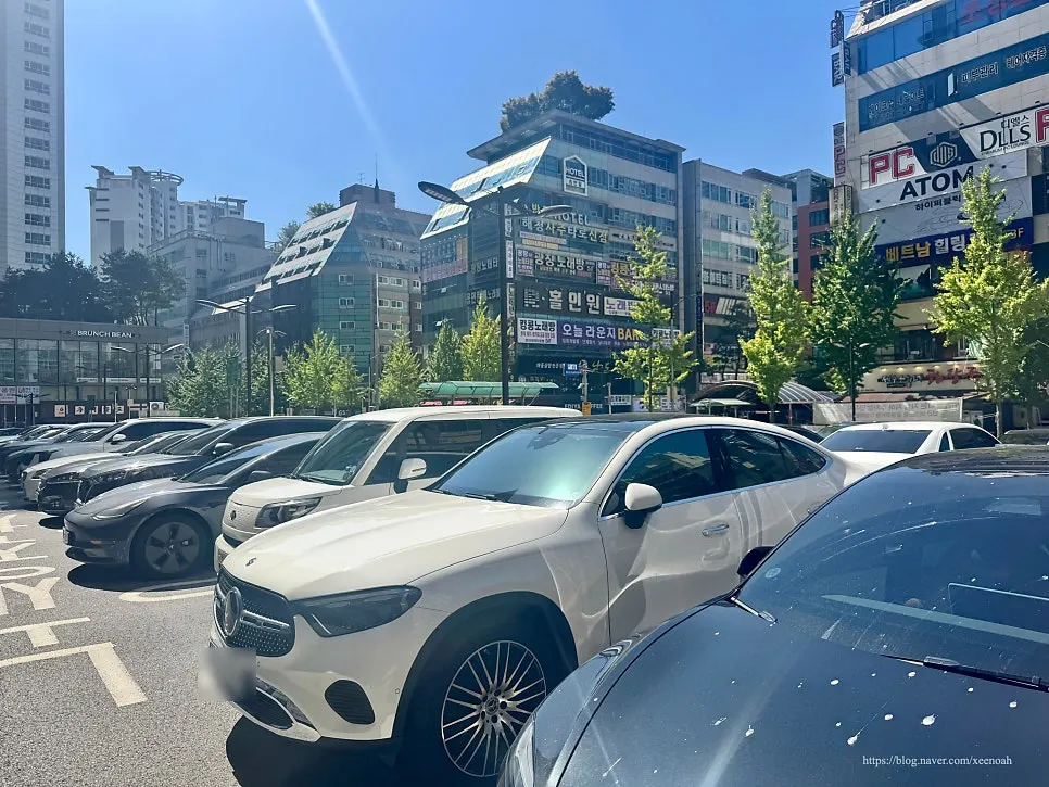 매장 앞 주차 공간과 입구 모습
