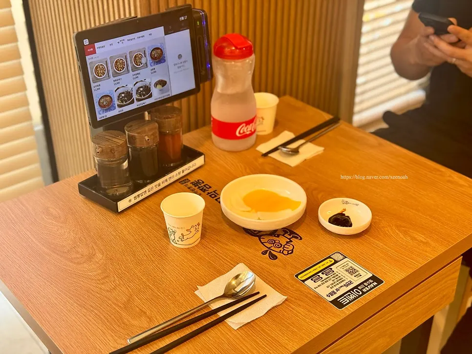 테이블 오더 태블릿이 놓인 식탁