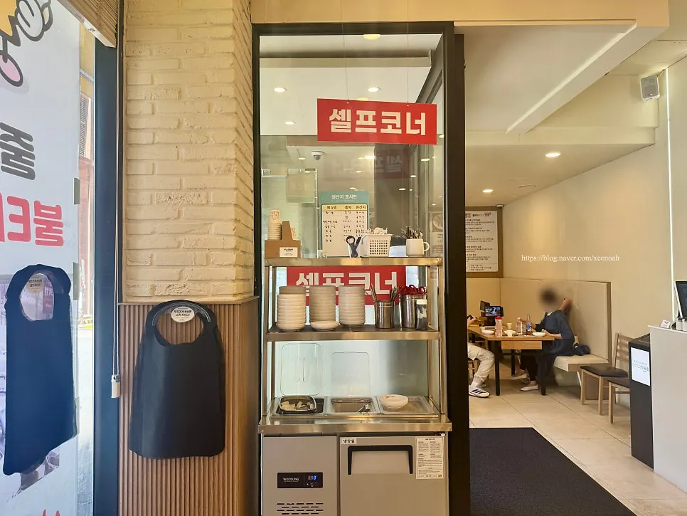 물과 식기를 챙길 수 있는 셀프코너