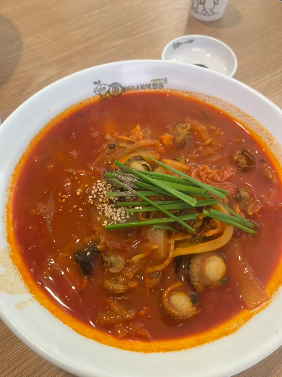 Two bowls of cockle jjamppong, basic and level 2