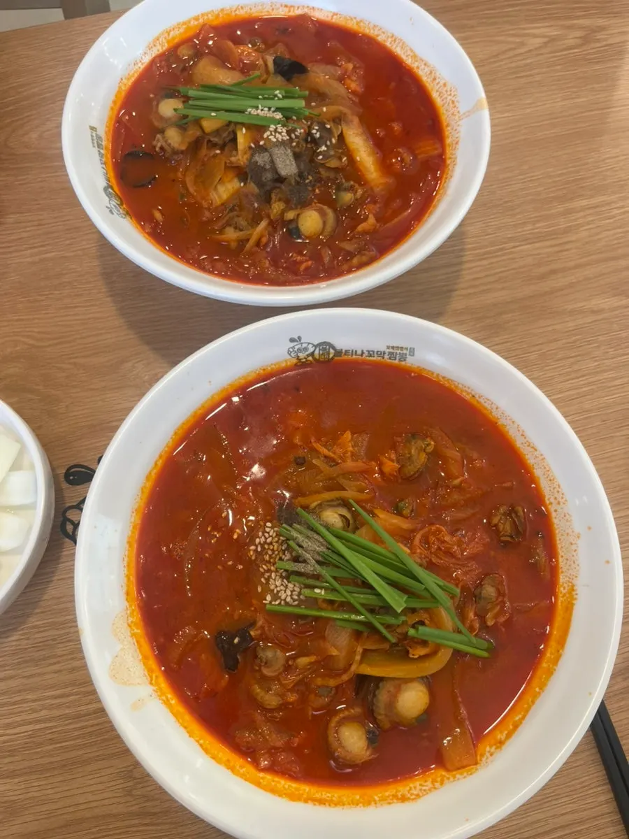 Broth color comparison between basic and level 2 cockle jjamppong