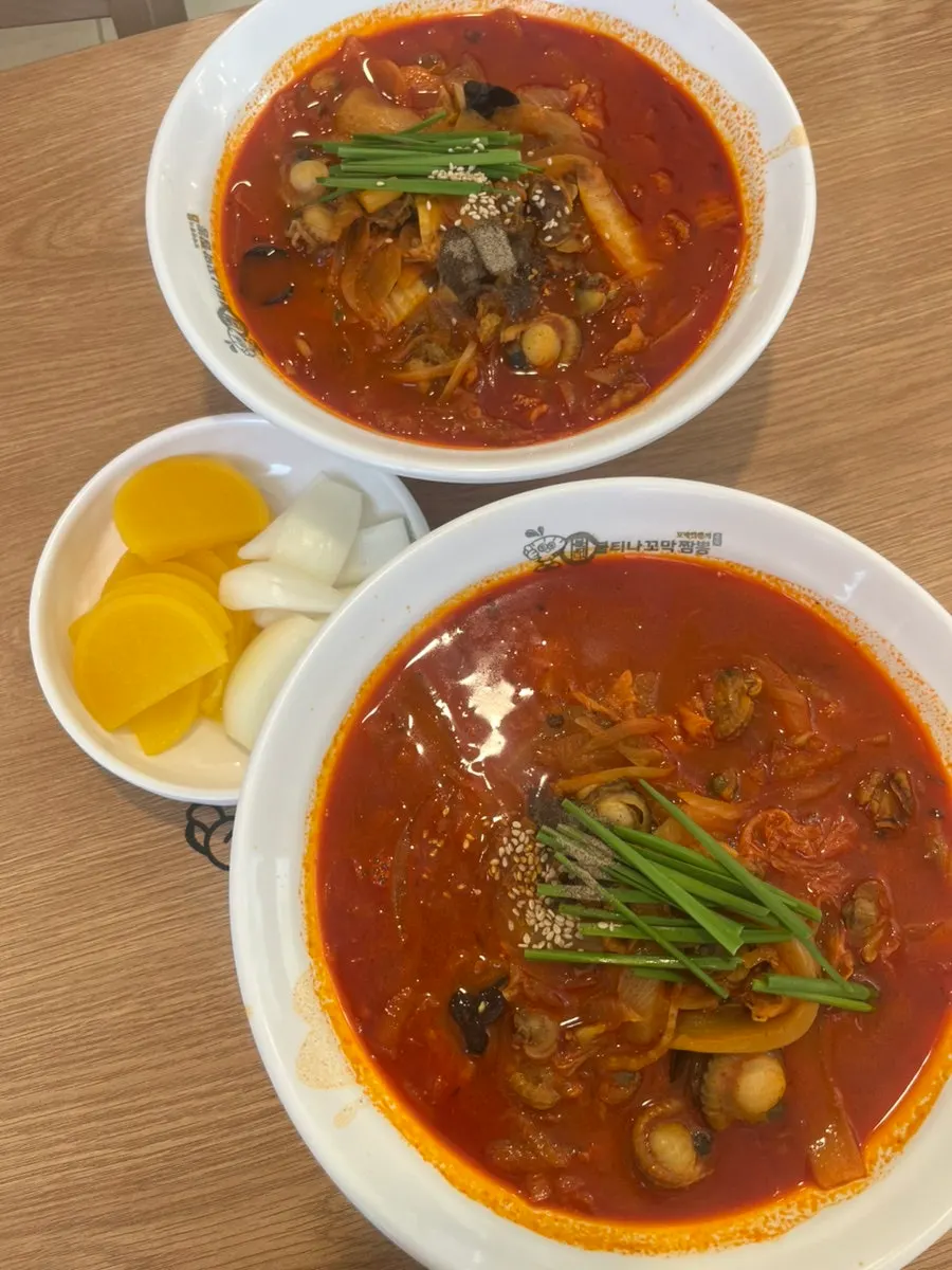 A bowl of cockle jjamppong ordered at basic spice level