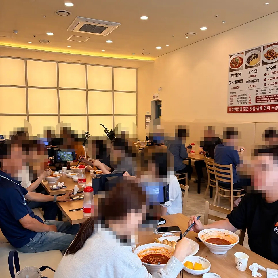 베이지와 우드 톤으로 정돈된 매장 내부