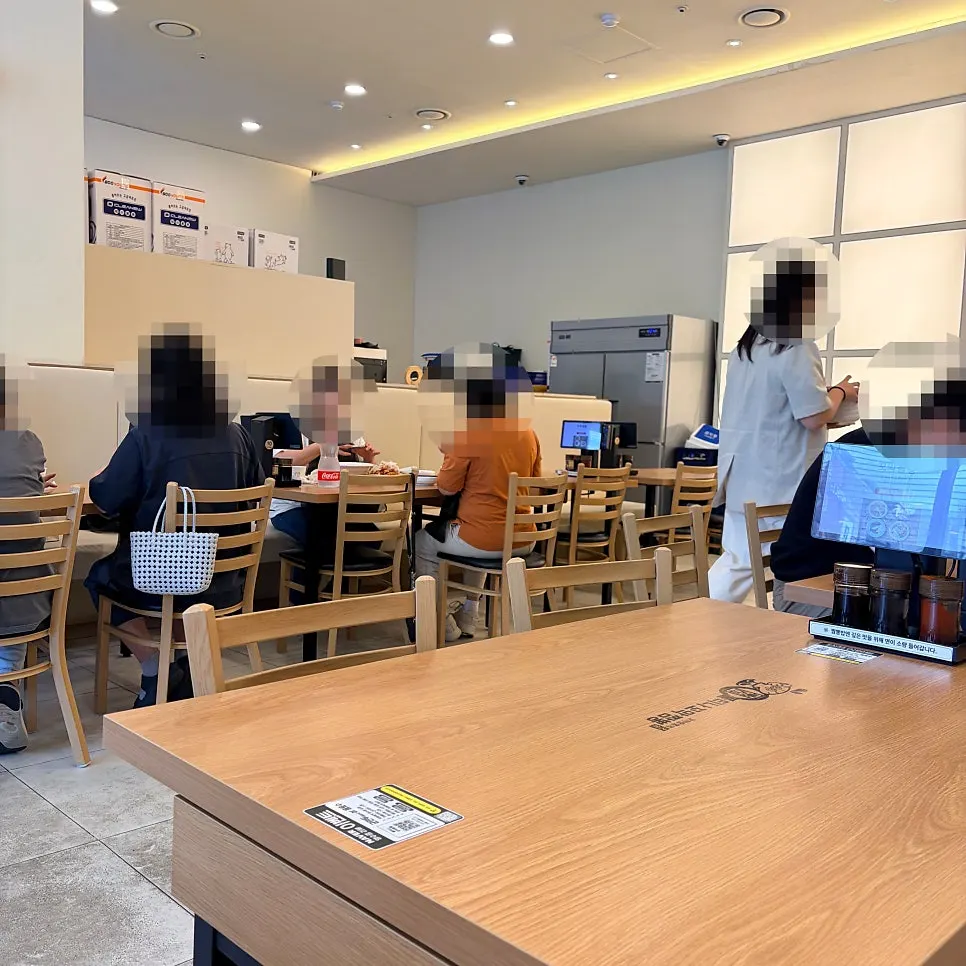 창가 긴 테이블 좌석과 태블릿
