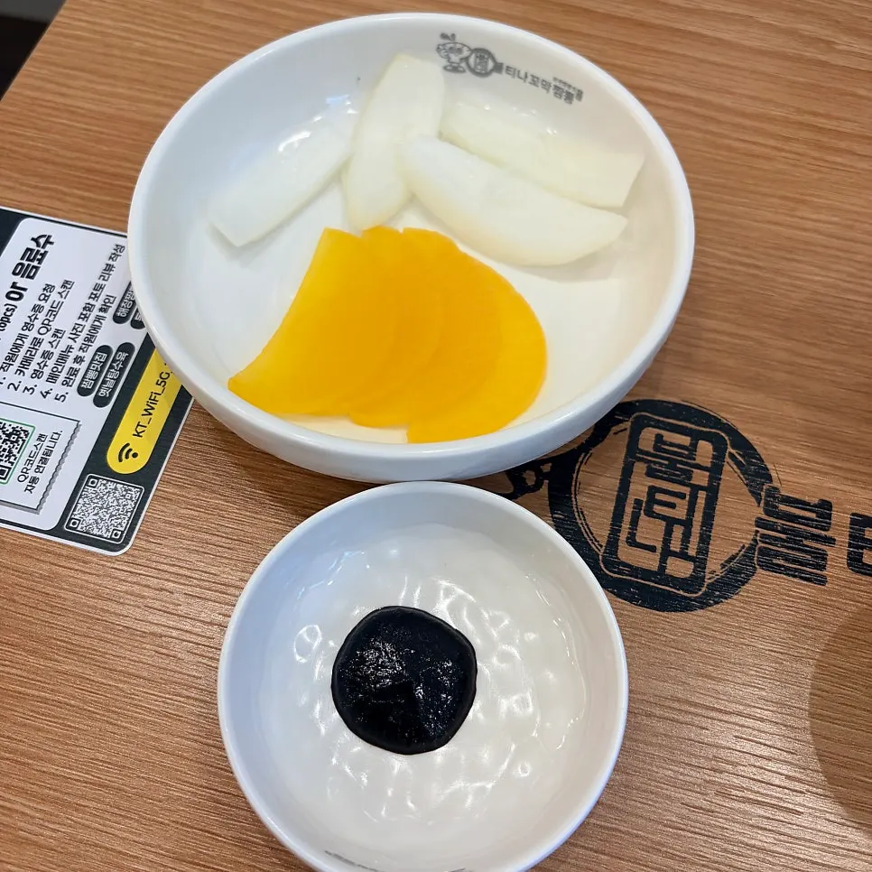 셀프 코너에 준비된 물과 그릇