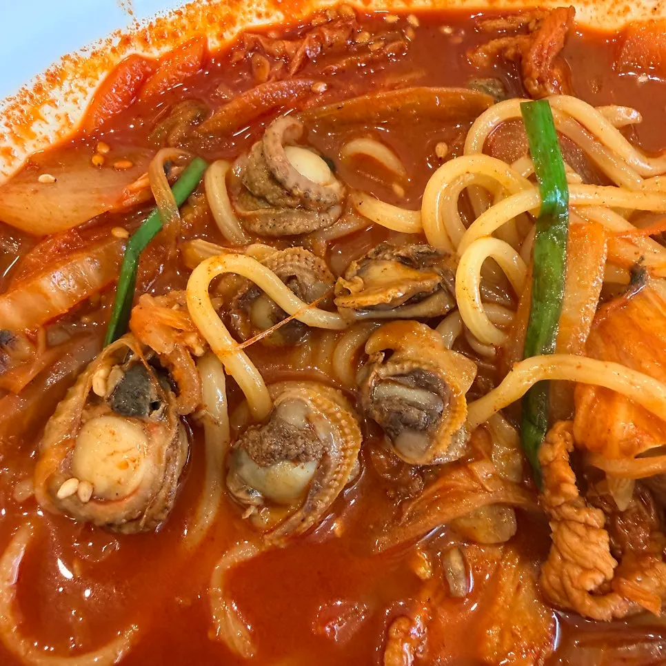 쫄깃한 면을 건져 올린 꼬막짬뽕