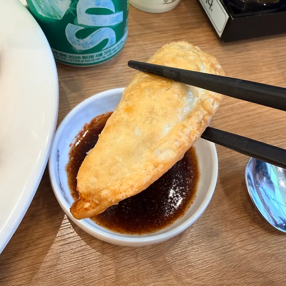 반으로 가른 군만두 속