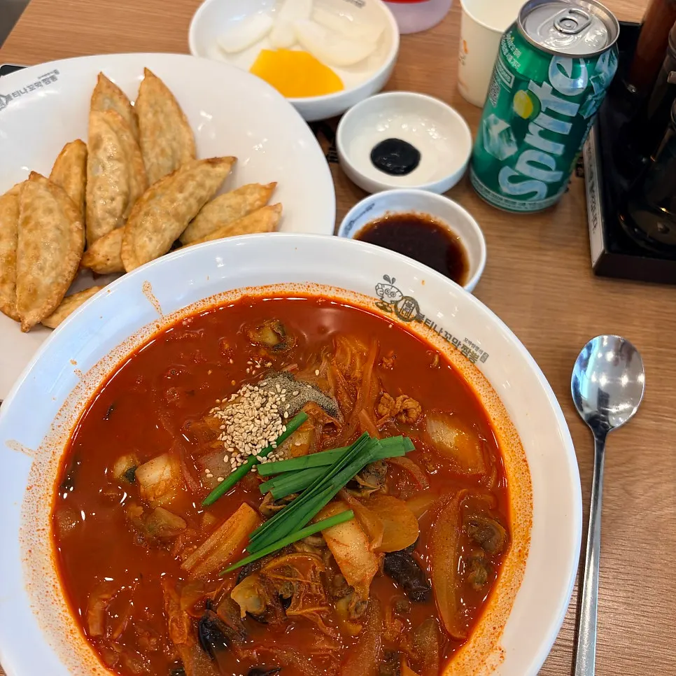 꼬막짬뽕과 군만두를 함께 차린 혼밥 한 상