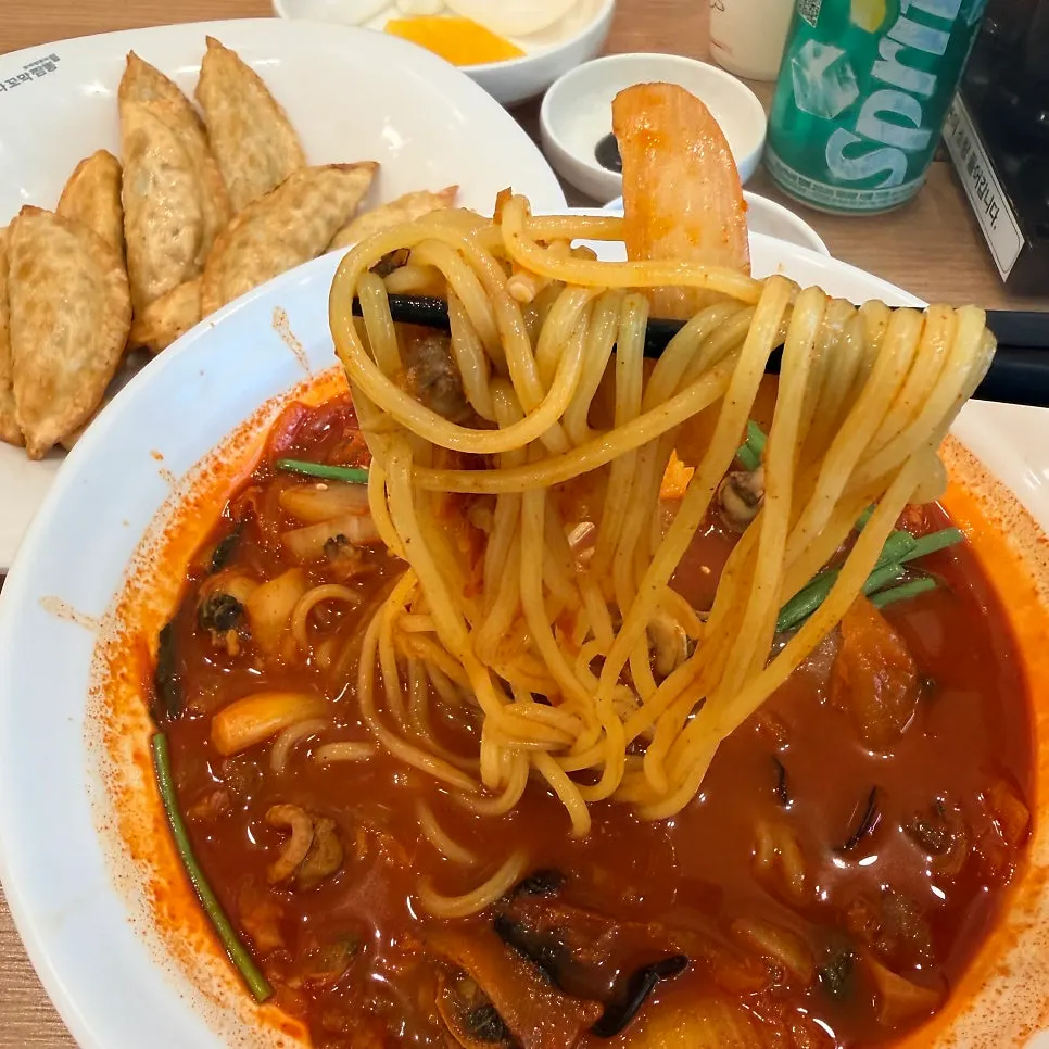 식사를 마친 테이블 위 짬뽕과 군만두