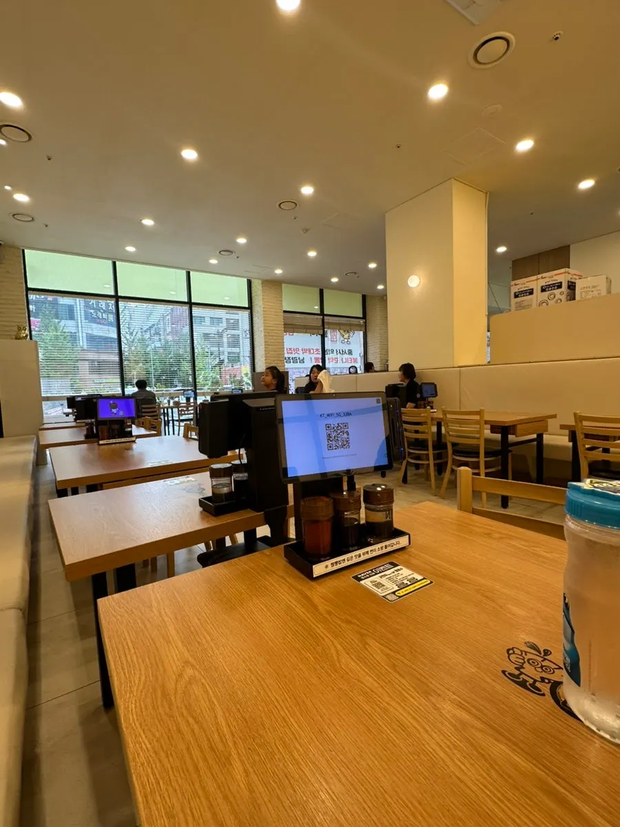 Spacious dining hall seating at Bultina Kkomak Jjamppong Dongtan Namgwangjang Branch
