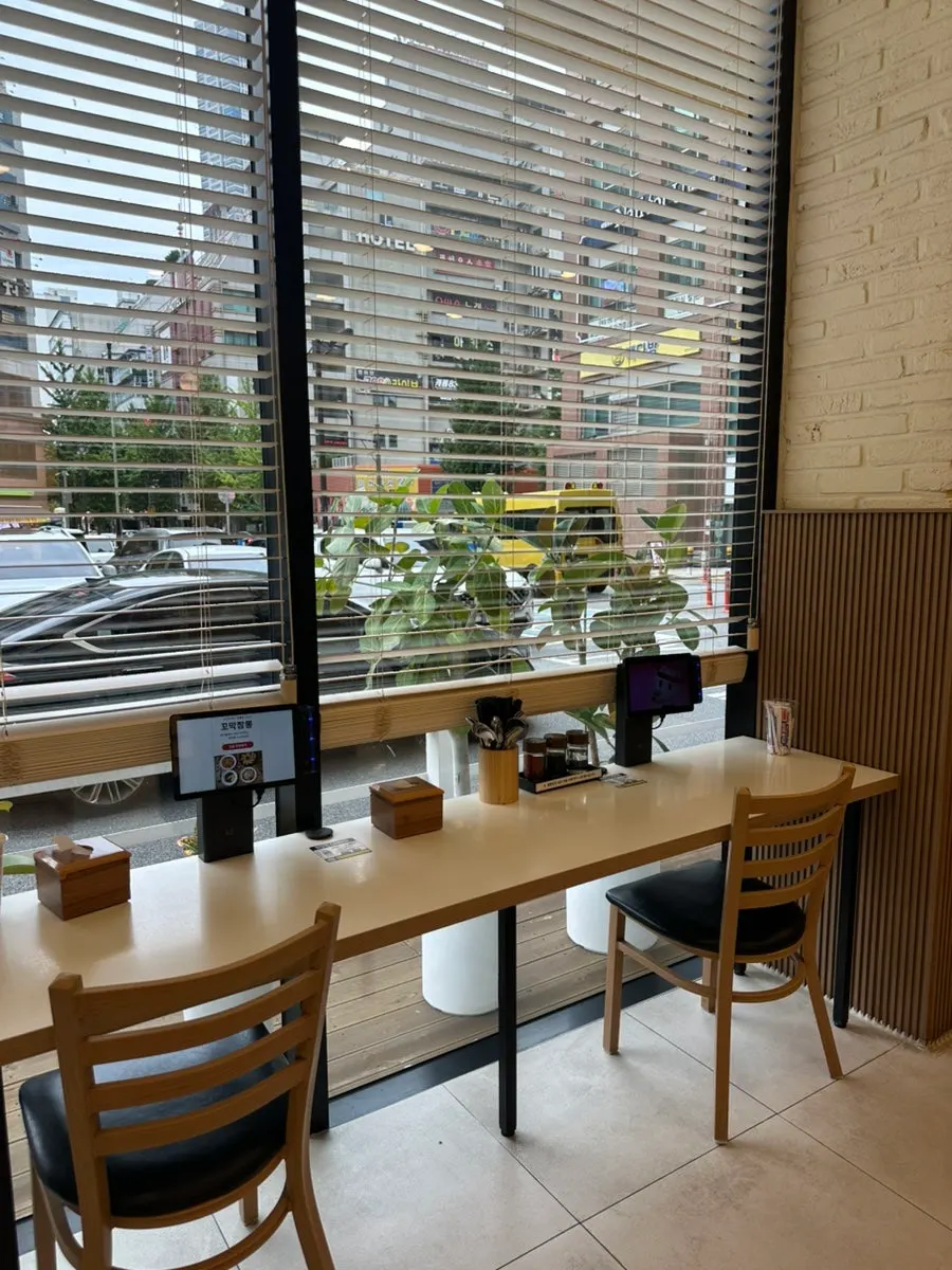 Solo seating and 4-top tables arranged for both solo and group dining