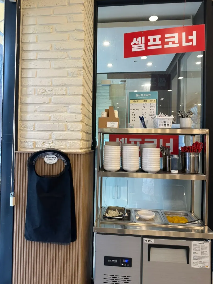 Sign listing kids' jajangmyeon and other individual menu items
