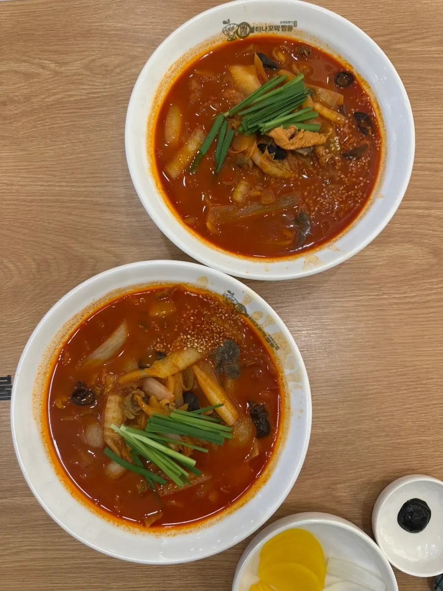 Level 1 and level 2 kkomak jjamppong placed side by side