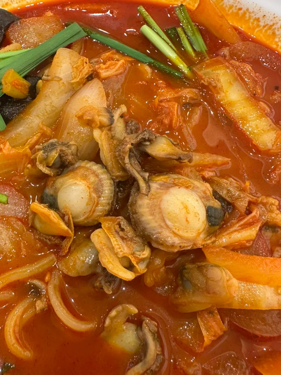 Kkomak jjamppong generously filled with noodles and vegetables