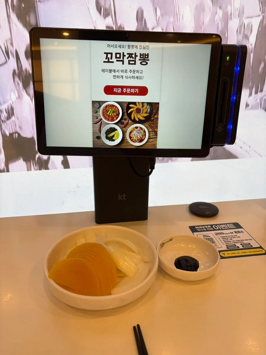 혼자 식사하기 좋은 자리가 있는 매장 내부