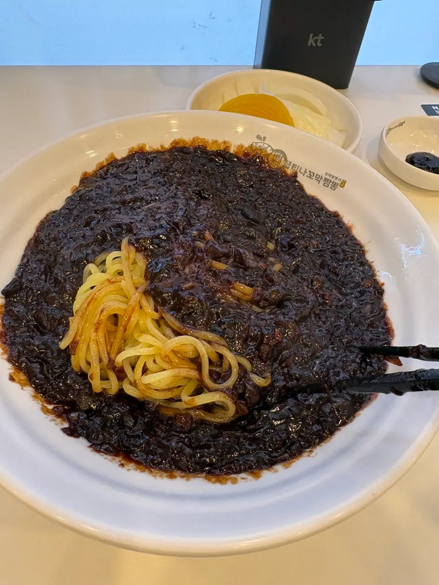잘게 다진 재료가 들어간 유니짜장 스타일 짜장면