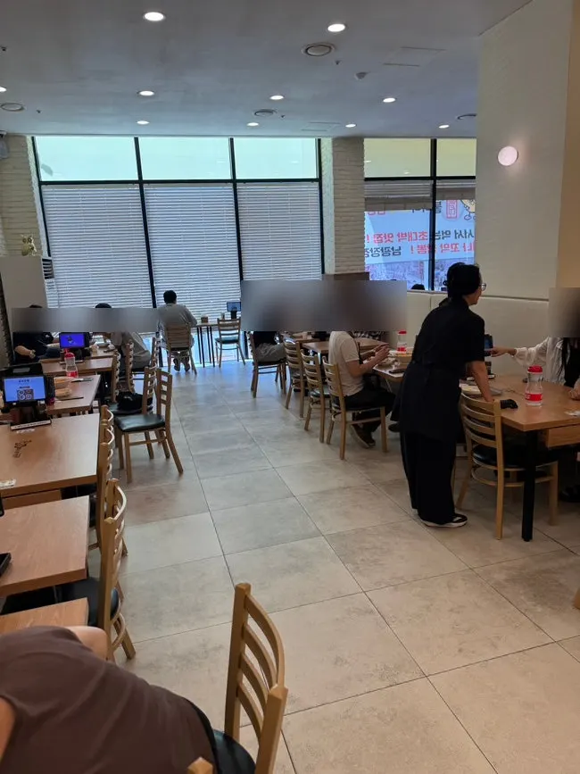 매장 입구 캐치테이블 키오스크