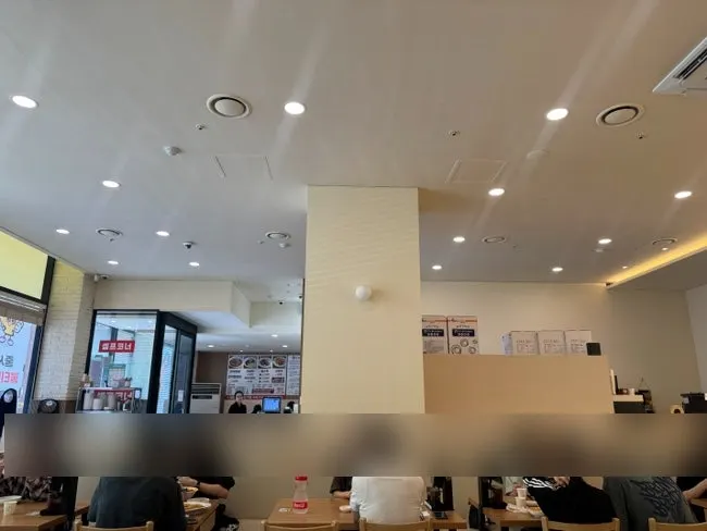 단무지와 양파, 김치가 놓인 셀프바