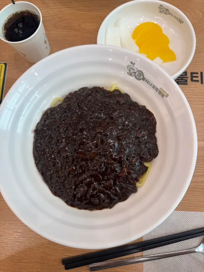 잘게 다진 재료의 유니짜장 한 그릇